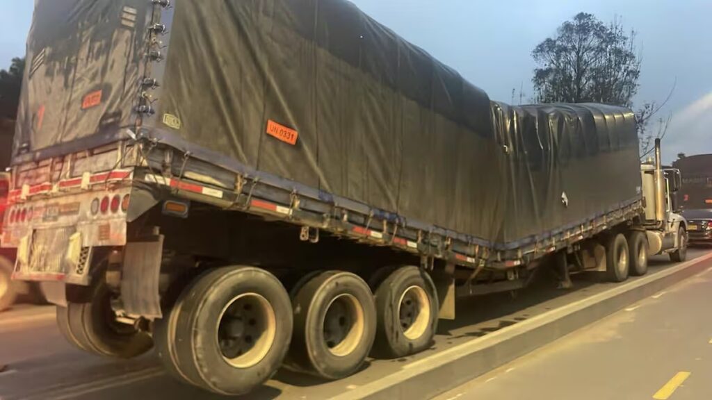 Explosivos en camión colapsan el tránsito en el norte de Bogotá