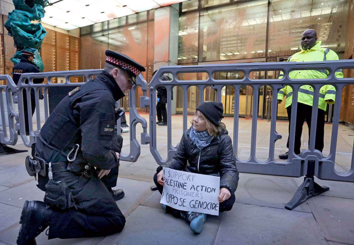 Greta Thunberg Arrestada en Londres por Defender a Activistas de Acción Palestina
