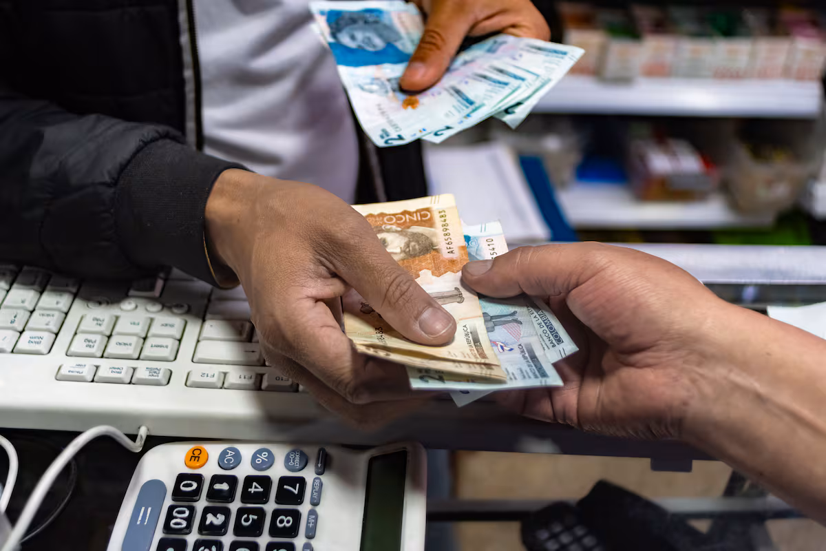 Gustavo Petro anuncia aumento del 23% en el salario mínimo colombiano