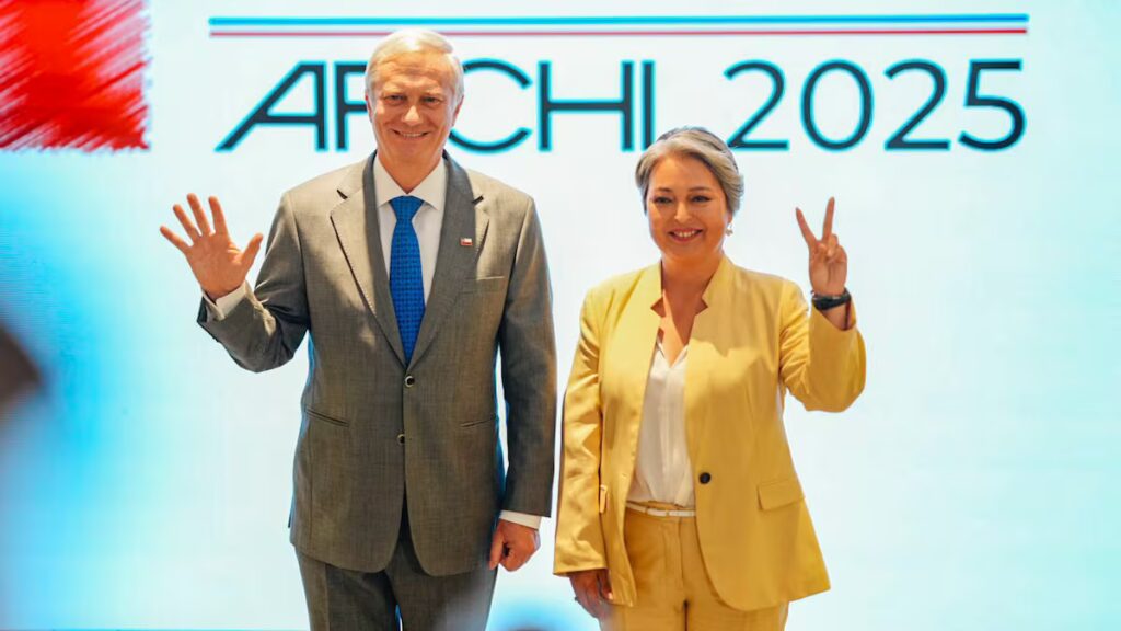 Jara busca atraer a los 'anti Kast' en intenso debate presidencial