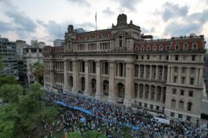 Juez argentino aprueba extradición a Brasil de cinco bolsonaristas golpistas