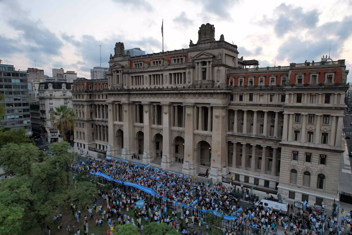 Juez argentino aprueba extradición a Brasil de cinco bolsonaristas golpistas