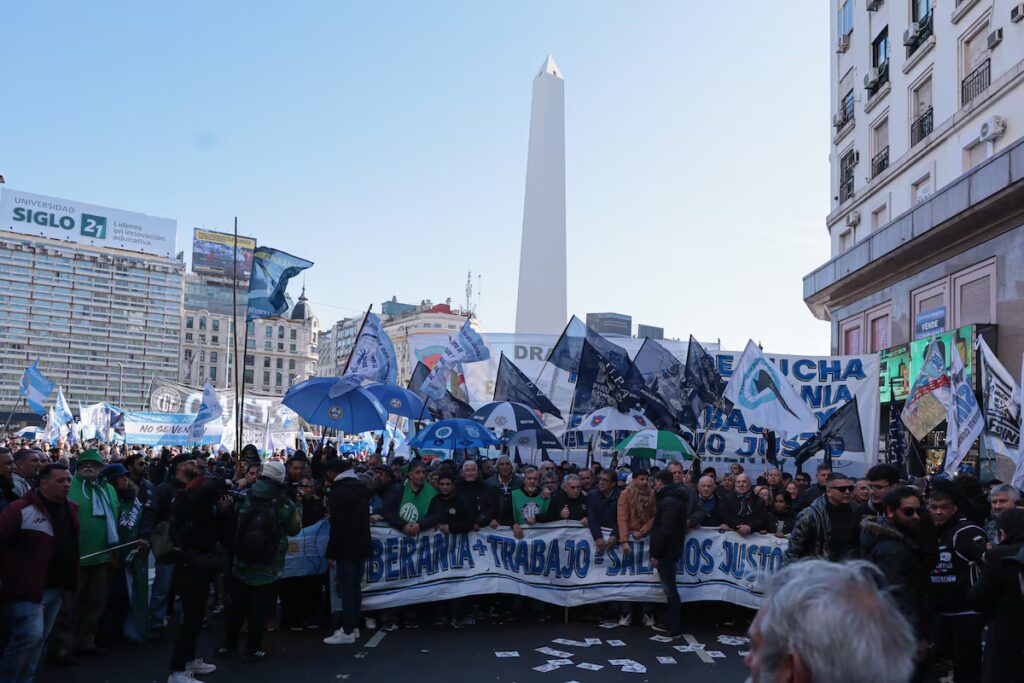 Milei propone reforma laboral que reduce aportes patronales y despidos