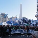 Milei propone reforma laboral que reduce aportes patronales y despidos