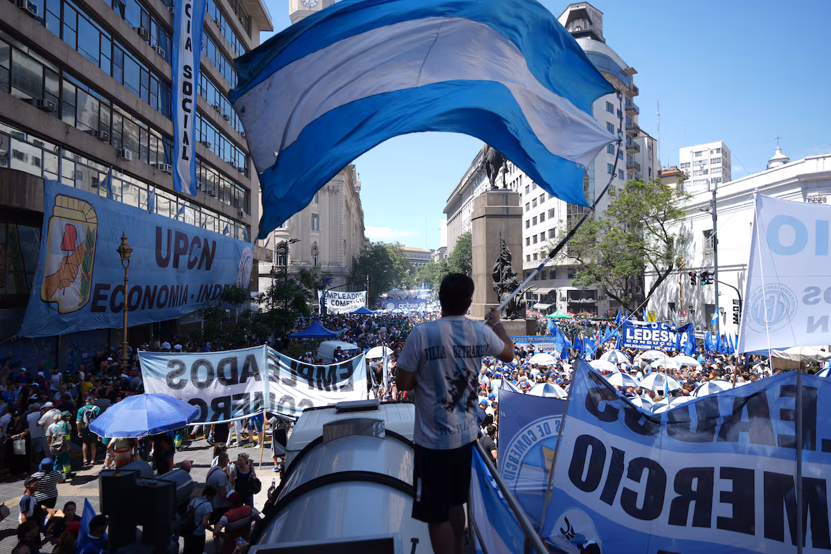 Milei retrasa la reforma laboral en medio de protestas sindicales en Argentina