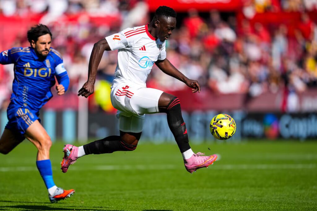 Oviedo despide a Carrión tras dura derrota ante el Sevilla