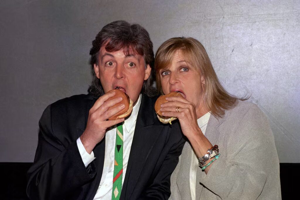 Paul McCartney defiende la etiqueta de hamburguesas vegetales de Linda McCartney en la UE