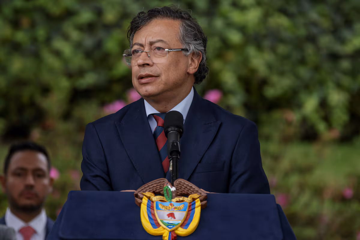 Petro aboga por amnistía en Venezuela ante amenaza de EE. UU.
