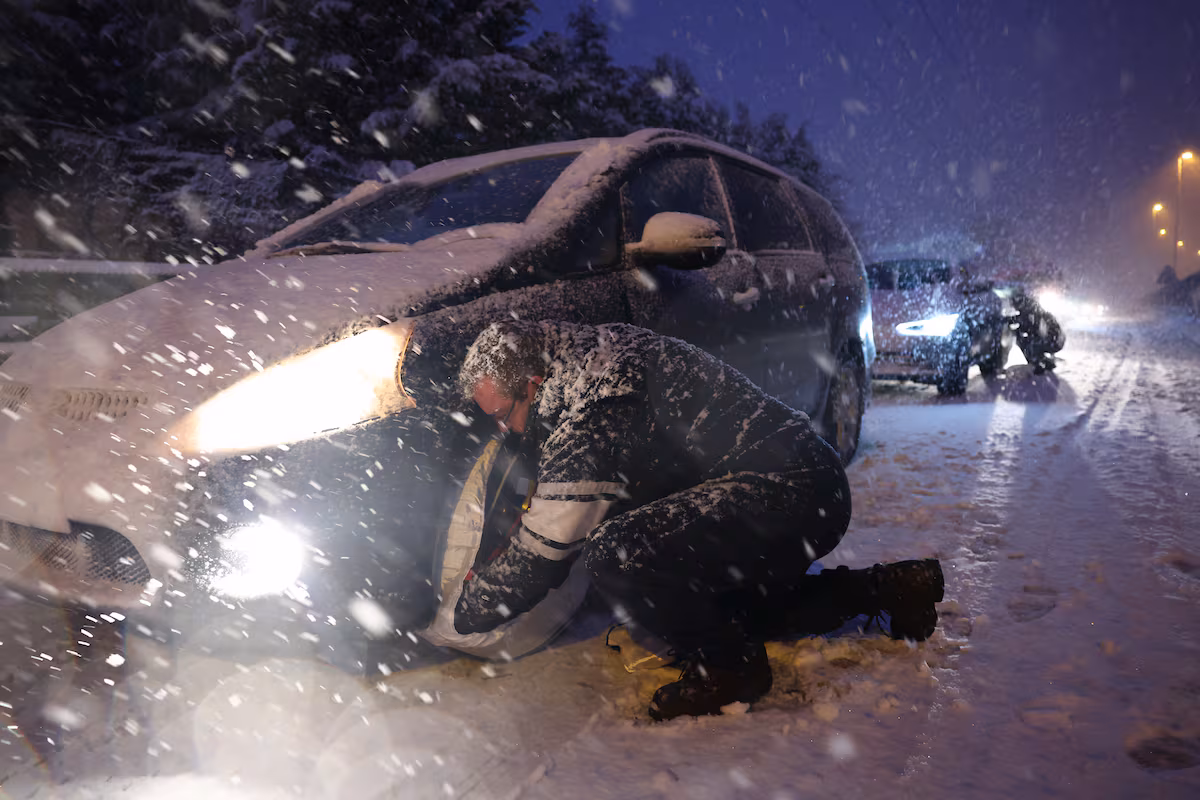 Borrasca 'Kristin': Nieve corta autovía en Cáceres y afecta a carreteras