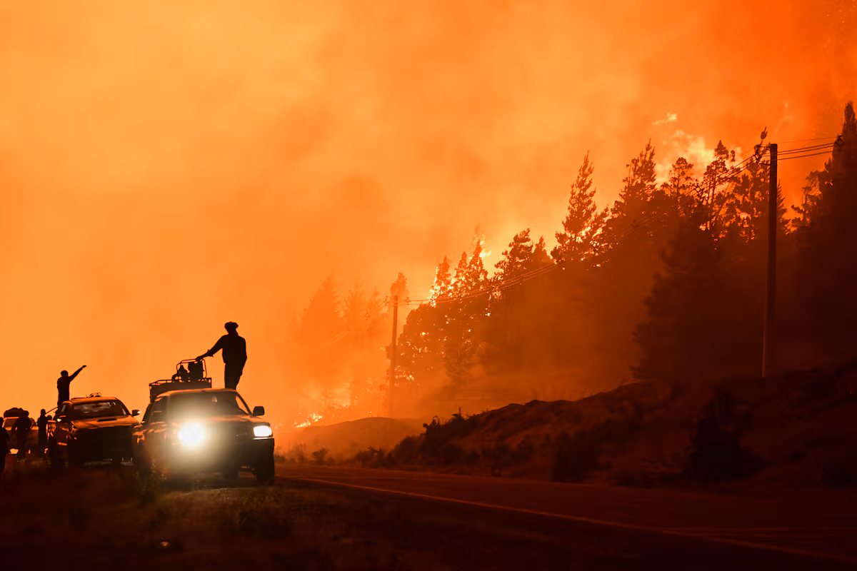 El fuego resurge en la Patagonia argentina y amenaza a una comunidad