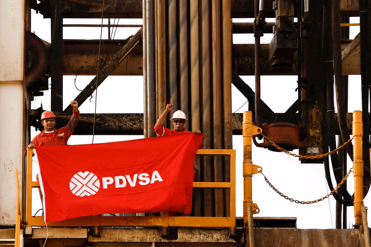 El petróleo se desploma por aumento de suministro de Venezuela y acciones de EE.UU.