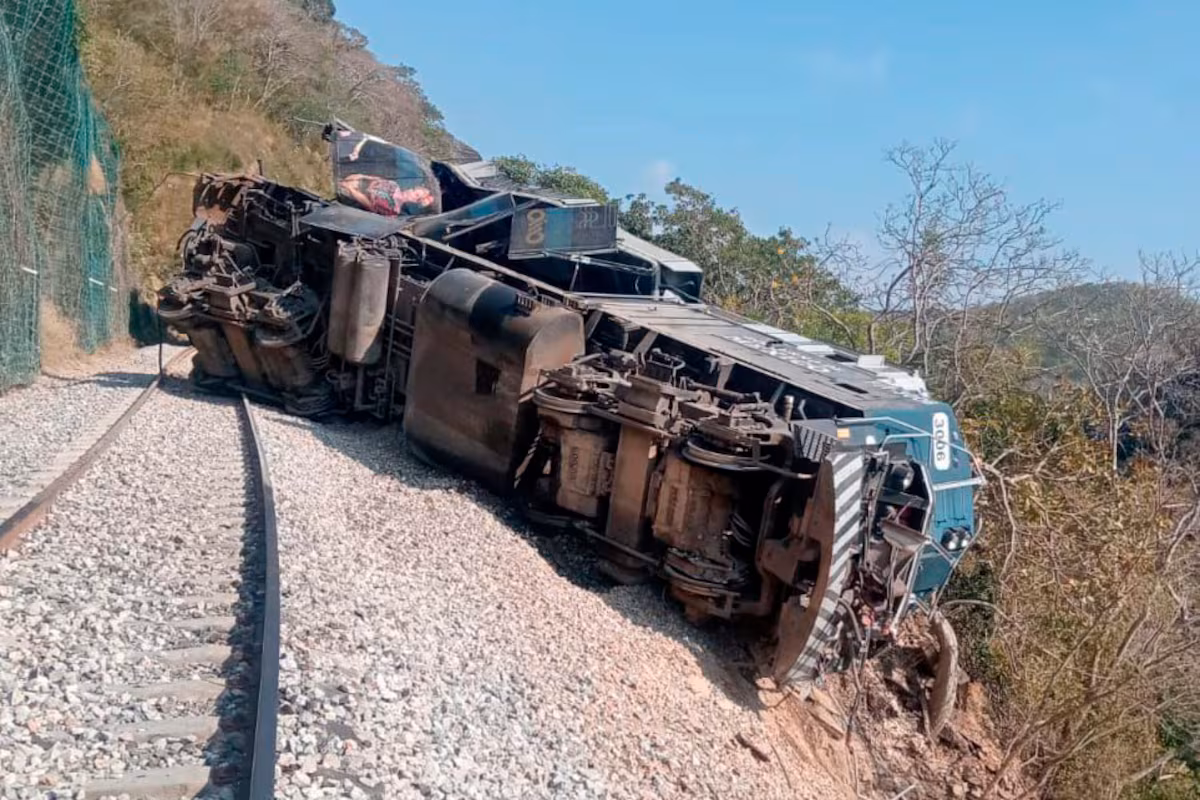 FGR atribuye a exceso de velocidad el descarrilamiento del Tren Interoceánico con 14 muertos.