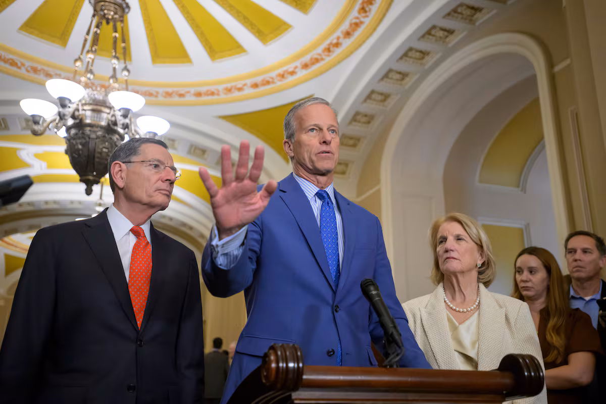 Senadores republicanos frenan ley que limita poderes de guerra de Trump sobre Venezuela