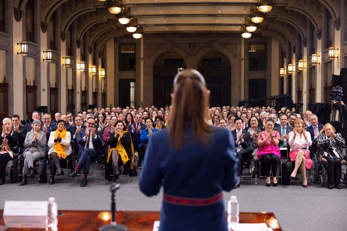 Sheinbaum persuade a diplomáticos, pero la realidad la desafía