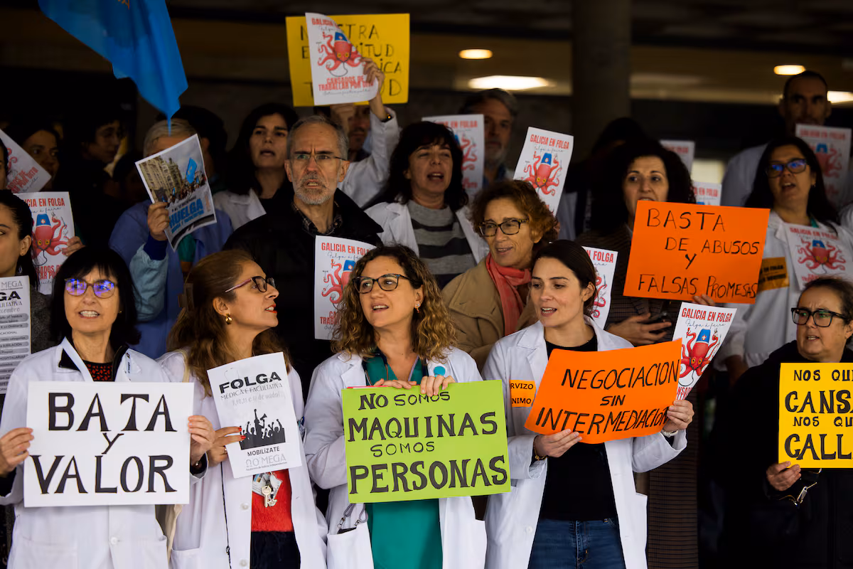 Sindicatos médicos se unen contra Sanidad y amenazan con huelga indefinida