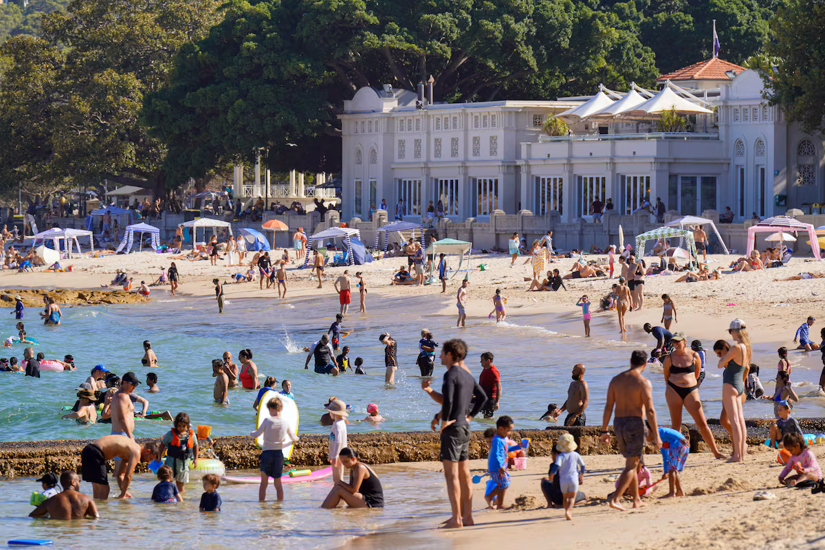 Australia: El verano sin redes sociales que divide a padres y adolescentes