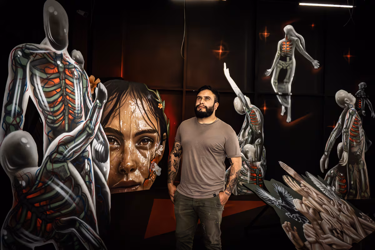 Buscan a una hermana desaparecida a través del arte en [lugar]