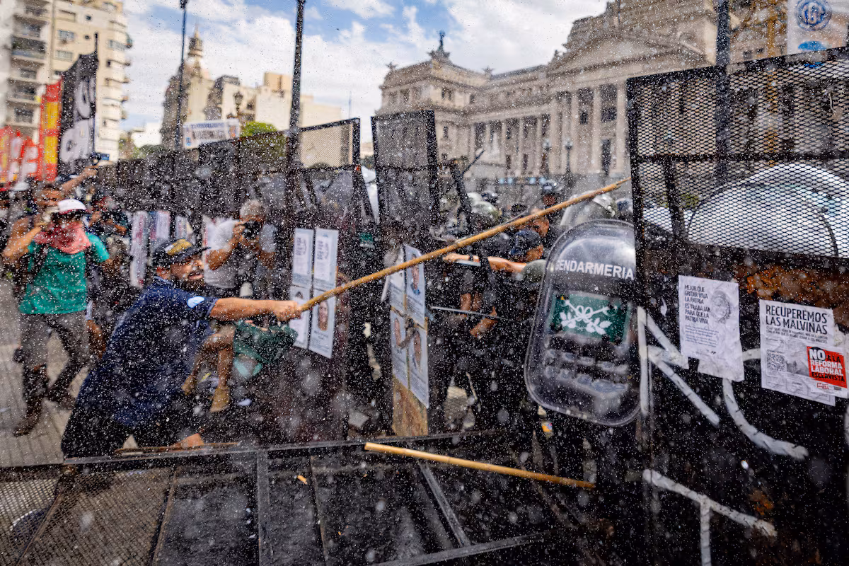 El Senado aprueba la reforma laboral de Milei en medio de protestas