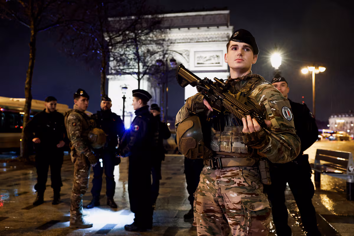 Hombre abatido tras amenazar a gendarmes con un cuchillo en París
