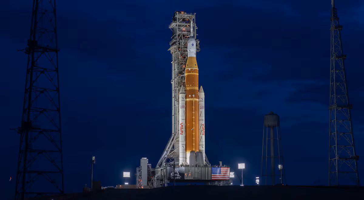 La NASA repara cohete para enviar astronautas a la Luna en Artemis 2