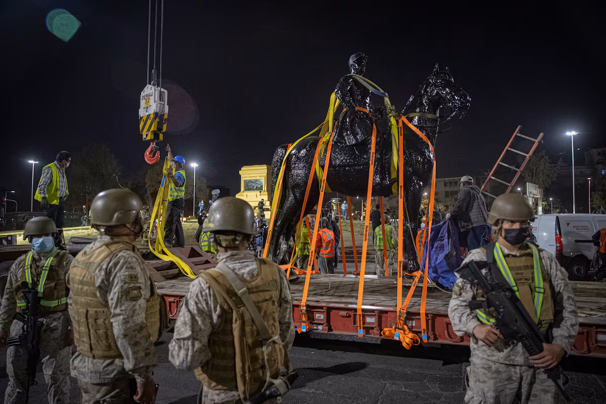La estatua del general Baquedano regresa a su lugar en Santiago