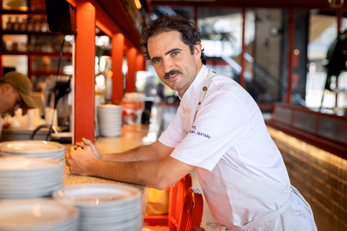 Matías Arteaga elige el mejor chacarero de Santiago en 'Rucaray'