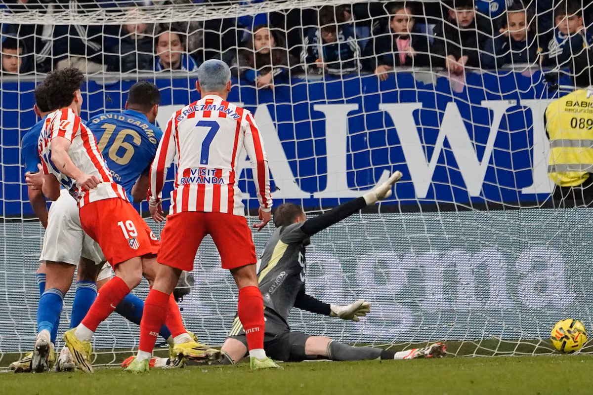 Oblak brilla y Julián asegura la victoria del Atlético