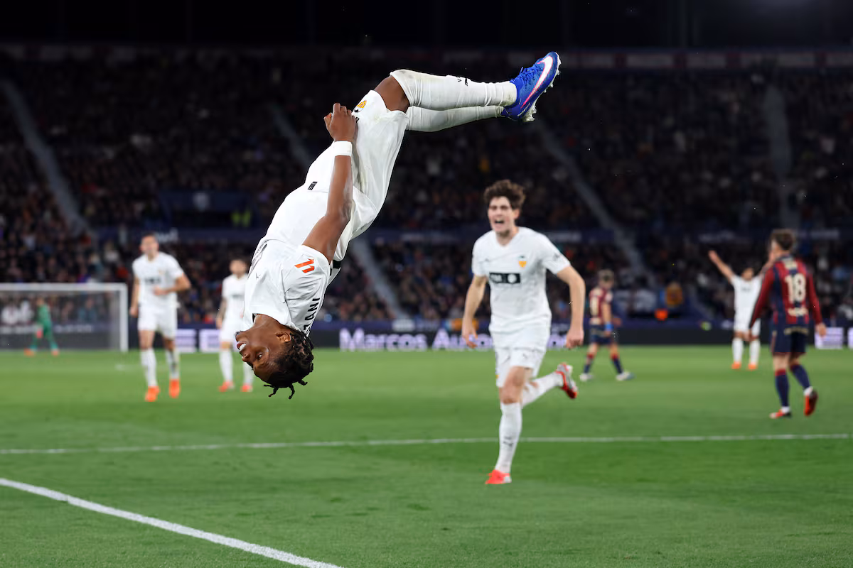 Valencia celebra victoria revitalizante en el derbi frente al Levante