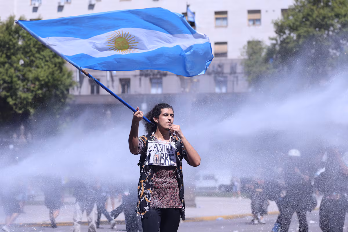 Fallo judicial frena la reforma laboral de Milei en Argentina