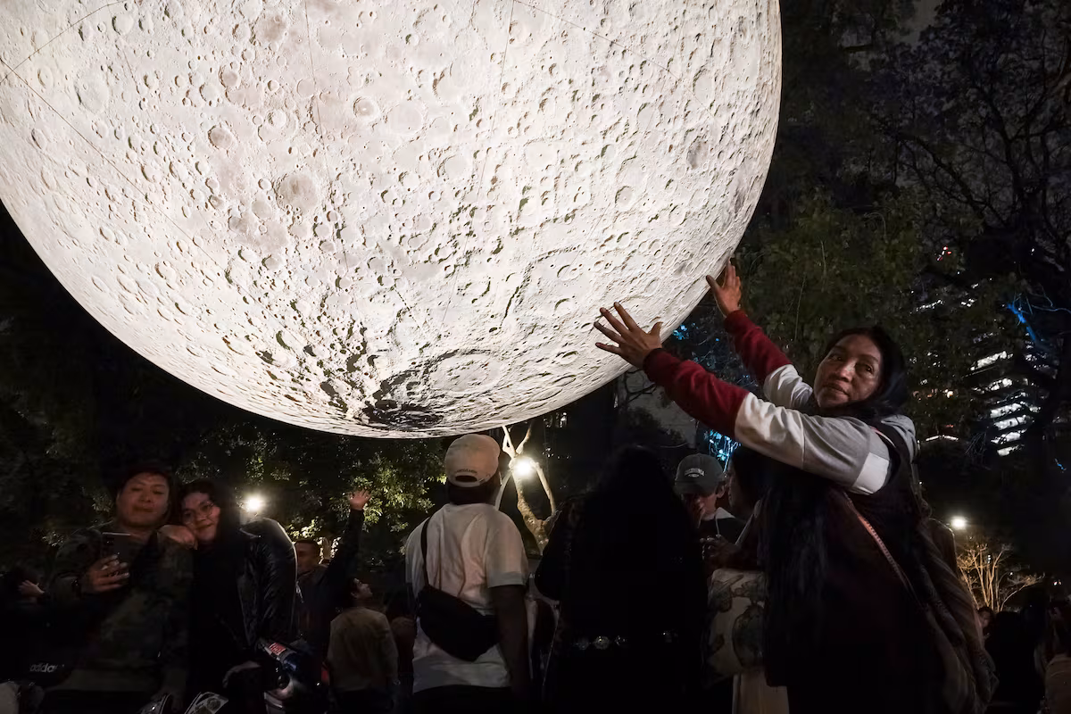 Furor en Paseo de la Reforma por la réplica de la Luna