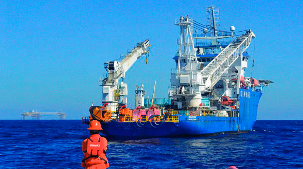 Pemex despliega 12 embarcaciones para atender derrames en Árbol Grande