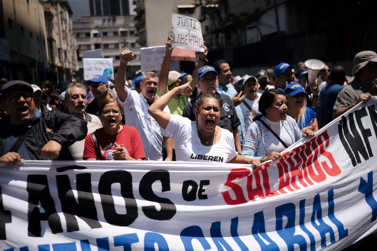 “Venezuela: Economía en Crisis por Parálisis e Inflación Descontrolada”