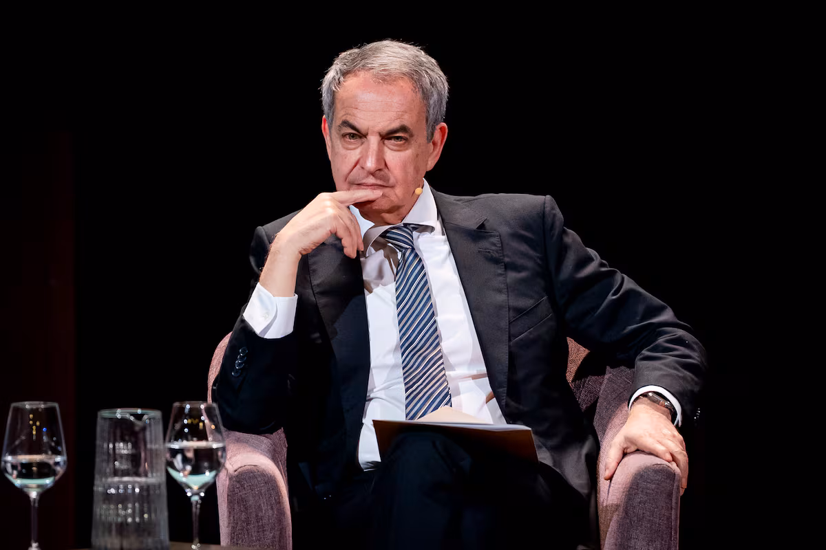 Zapatero se defiende en el Senado por sus vínculos con Plus Ultra