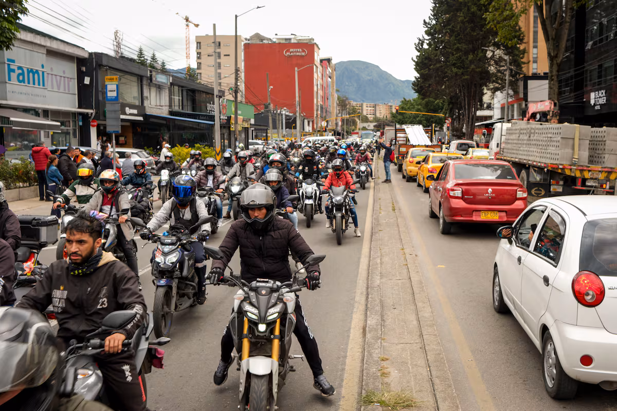 255 muertes y 87% de satisfacción: el dilema de las motos en Bogotá