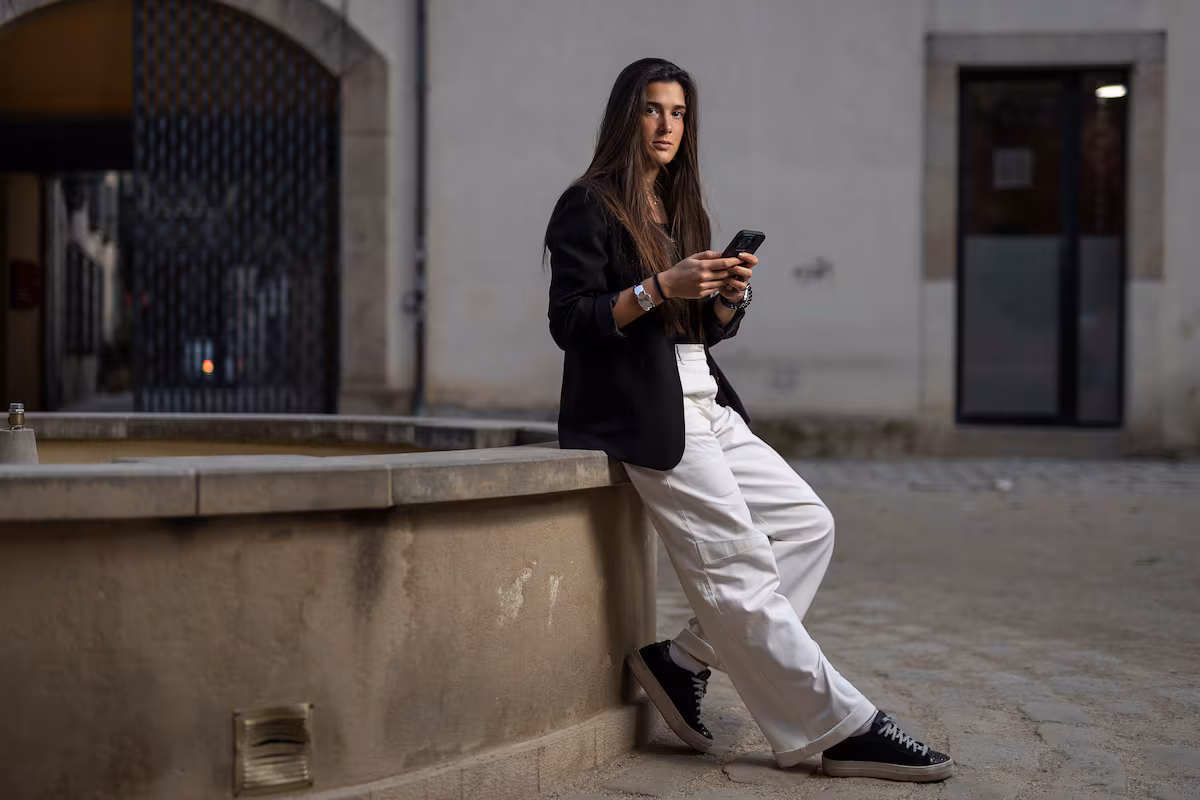 Adolescentes sin límites en redes: "Mis padres me entregaron el móvil y aprendí sola"