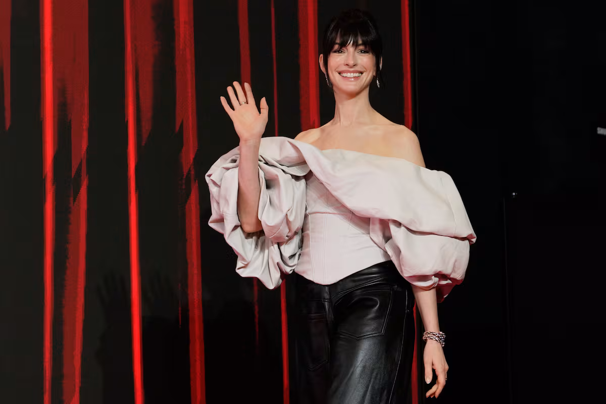 Anne Hathaway aborda la dictadura chilena y la lucha por la libertad de expresión