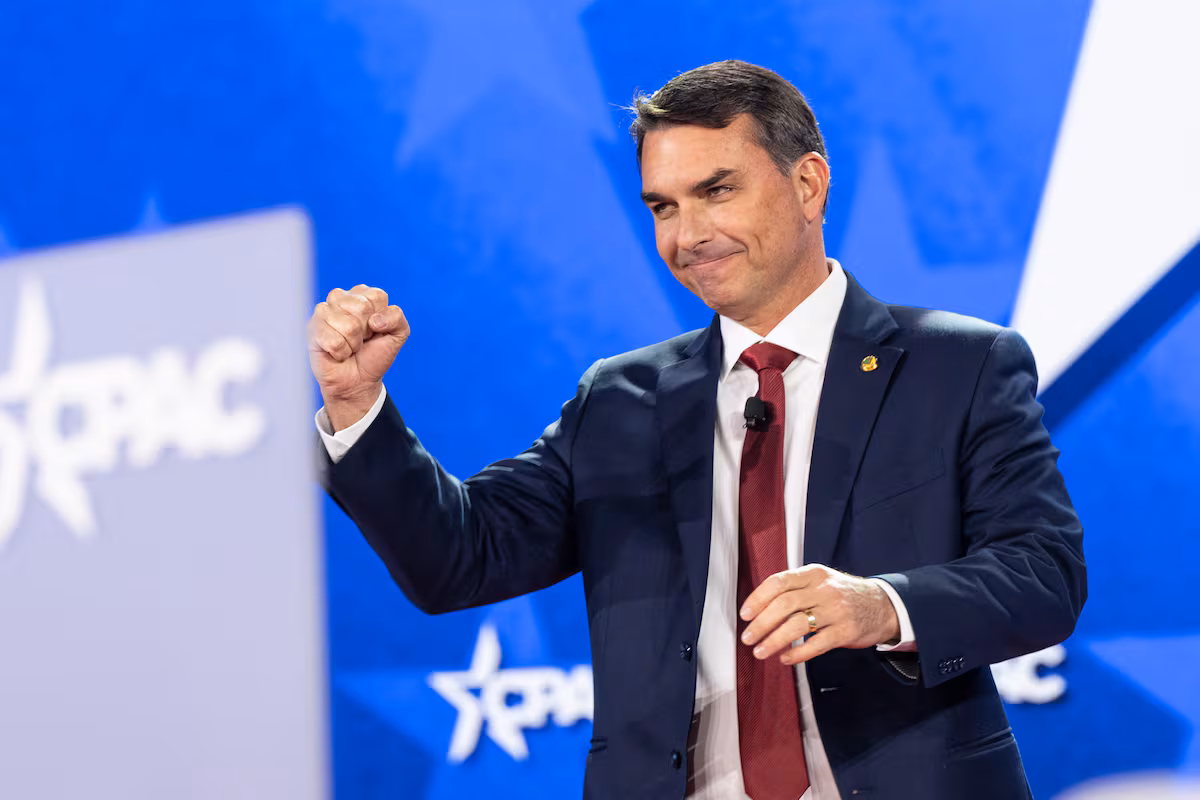 Bolsonaro hijo bajo investigación por calumnias a Lula y narcotráfico