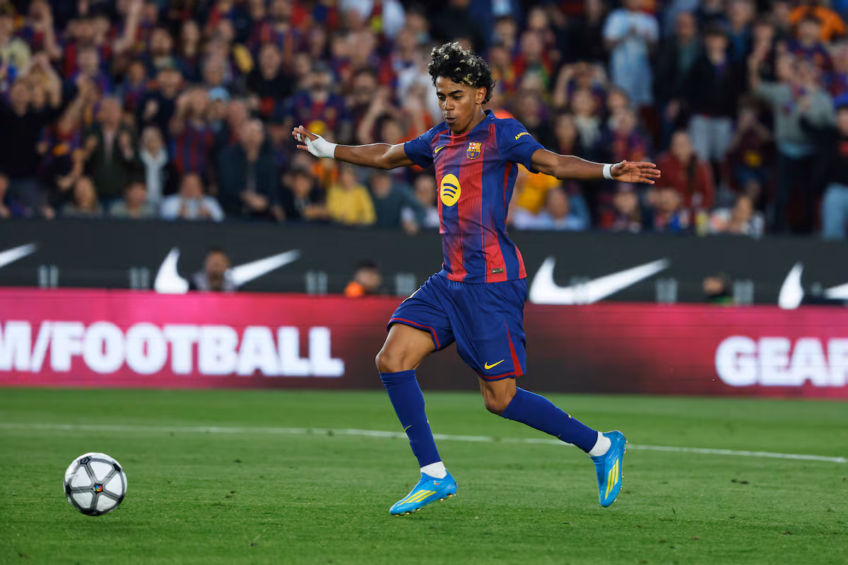 El Barça triunfa en el derbi contra el Espanyol y lidera al Madrid por nueve puntos