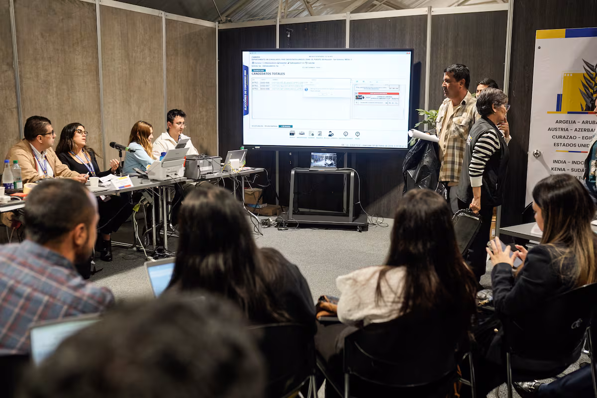 Fraude Digital en Elecciones Manuales: La Paradoja del Software en Colombia