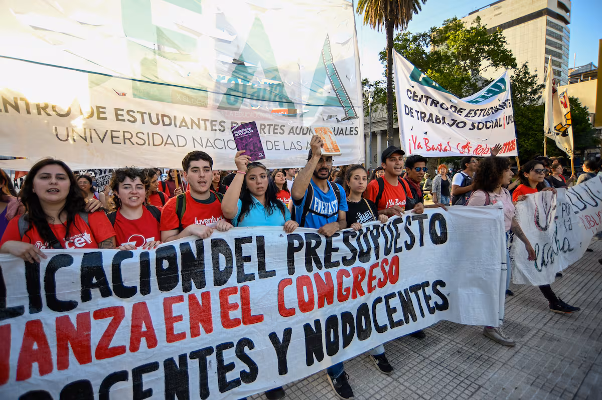 La justicia obliga a Milei a elevar salarios universitarios y becas