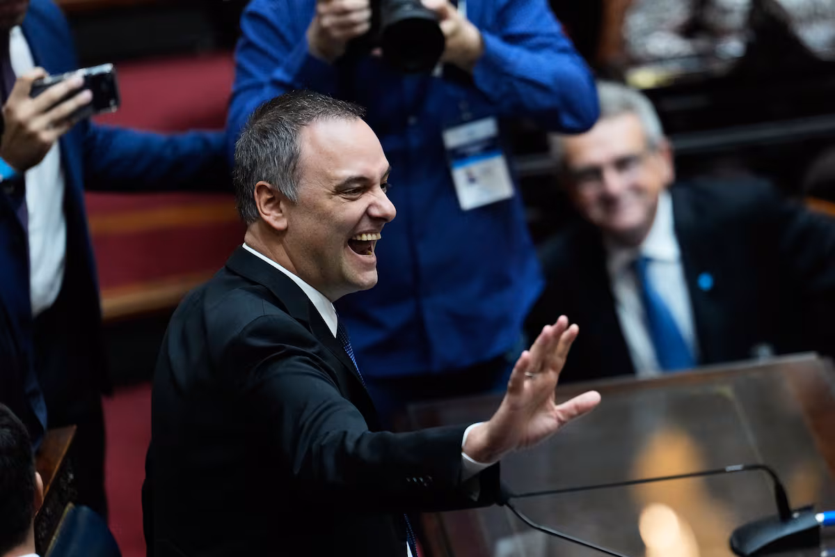 Milei defiende a su jefe de Gabinete en un agitado Congreso