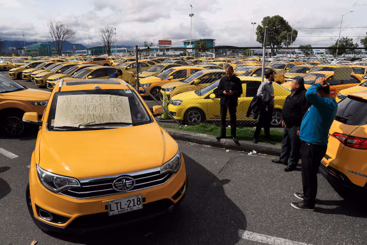 Taxistas de Bogotá y campesinos bloquean vías clave en Colombia