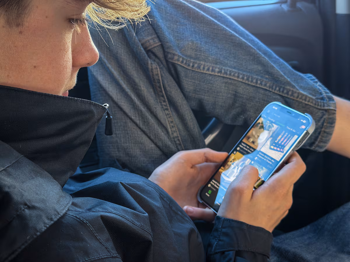 Adolescentes en familias de bajos recursos enfrentan problemas por abuso de redes sociales