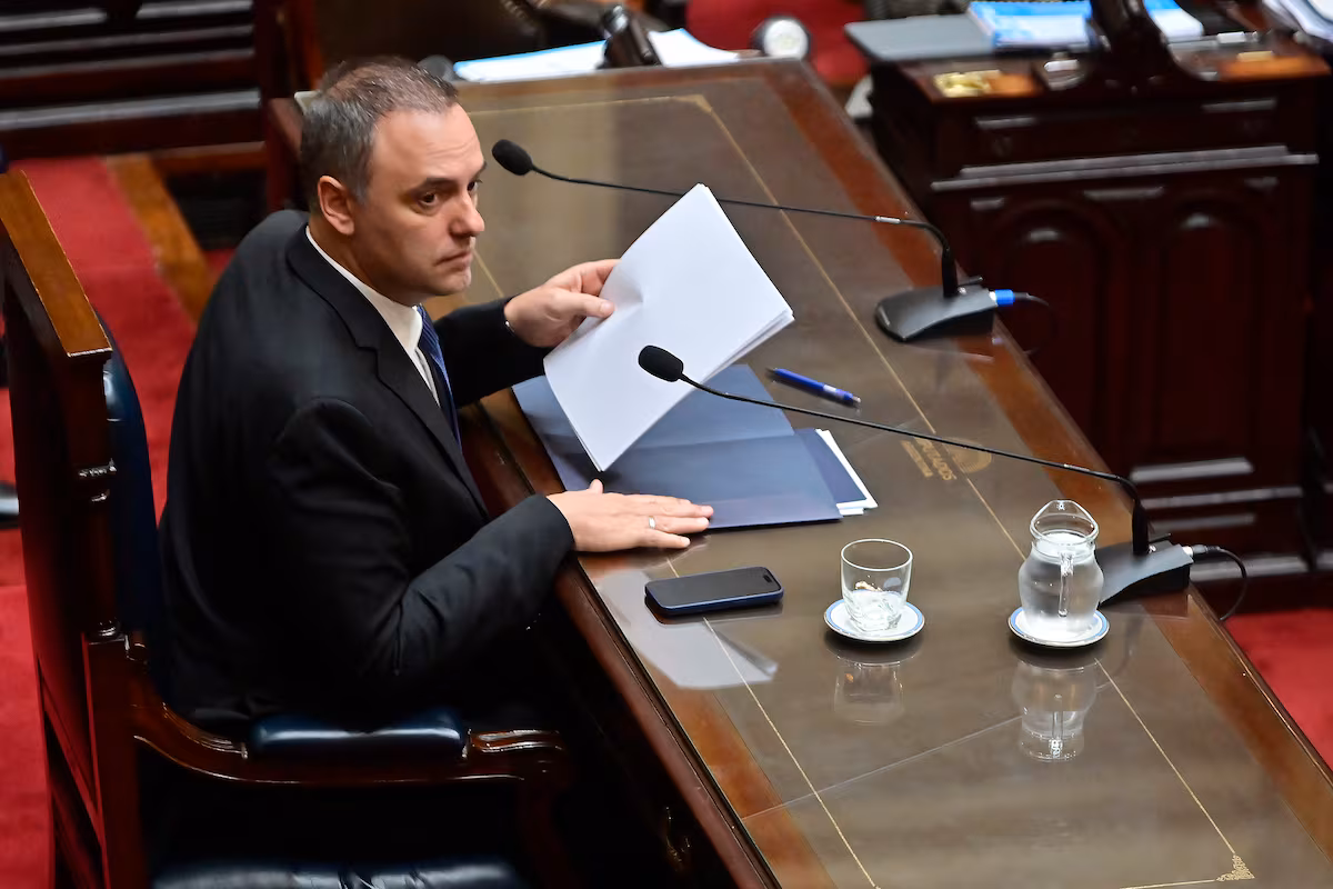Adorni enfrenta críticas por el escándalo de sobresueldos