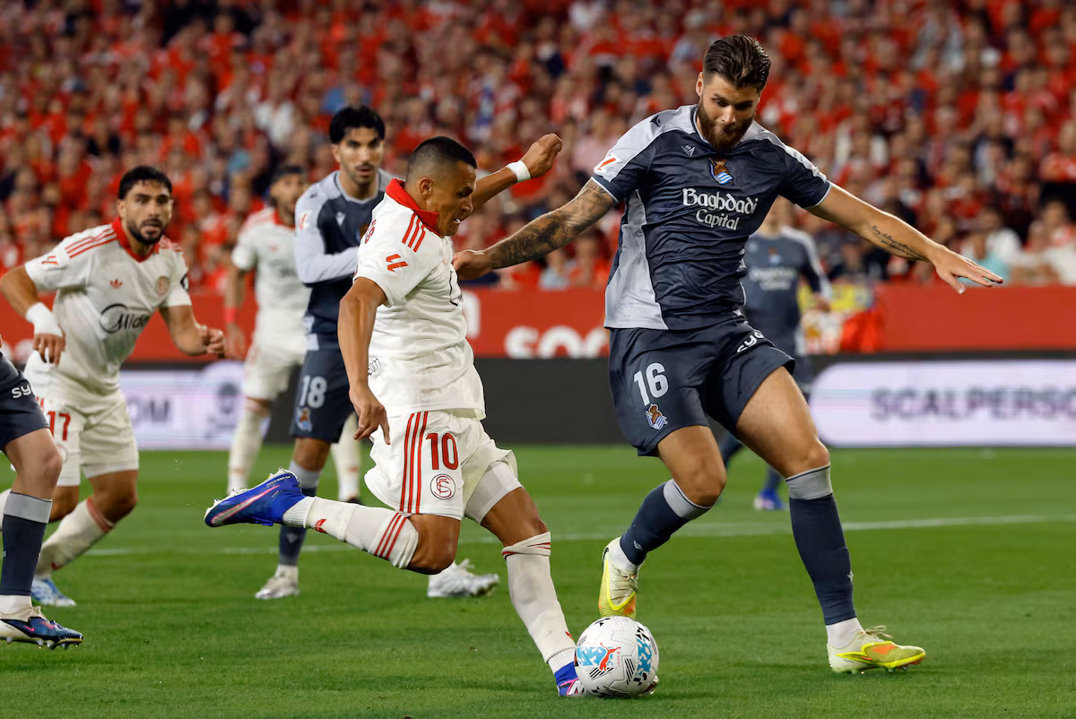 Alexis marca y salva al Sevilla del descenso