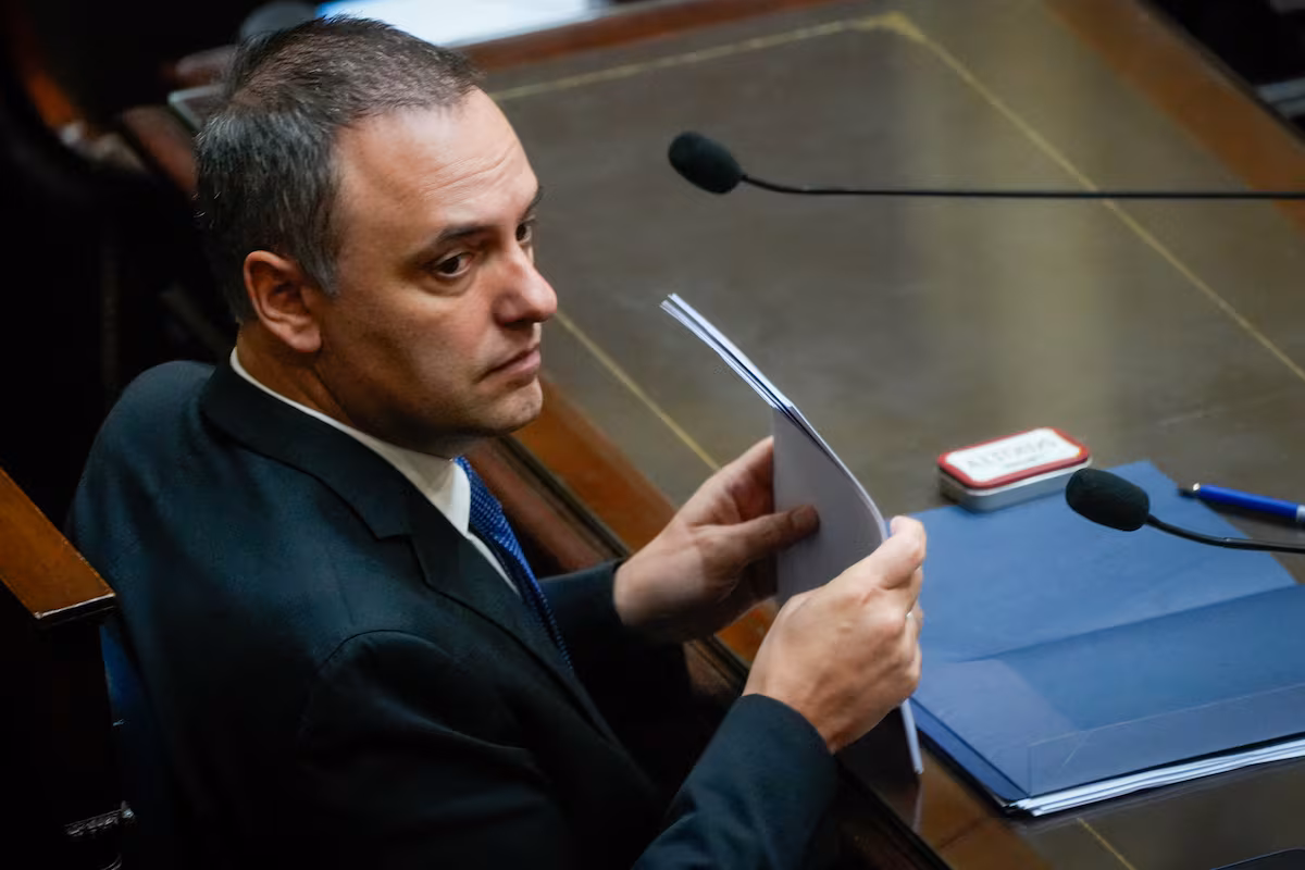 Corrupción en la mira: el jefe de ministros Milei bajo sospecha