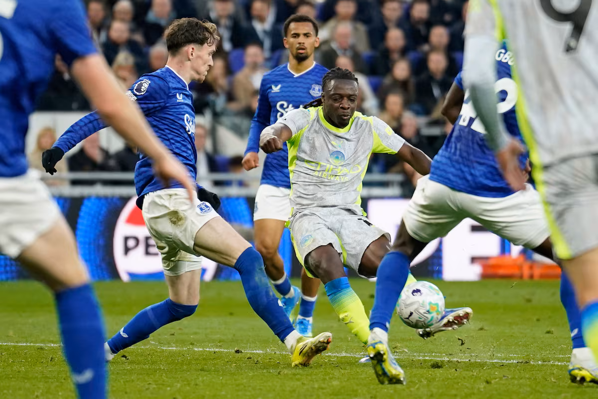 Doku brilla y rescata al City en el empate contra el Everton