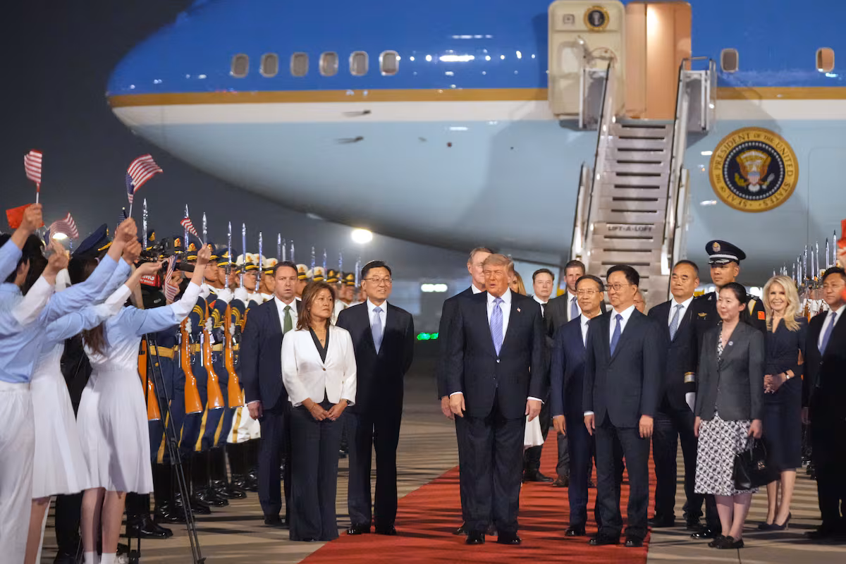 Donald Trump llega a China para cumbre crucial con Xi Jinping