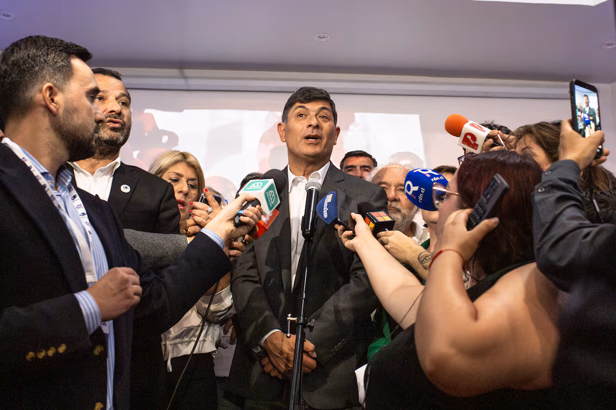 La Gente Arrebata el Poder a la Izquierda en [Lugar]