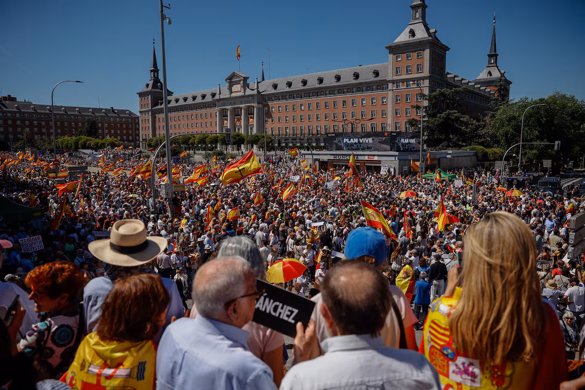 Masiva protesta en Madrid contra el 'Gobierno corrupto' de Sánchez tras imputación de Zapatero